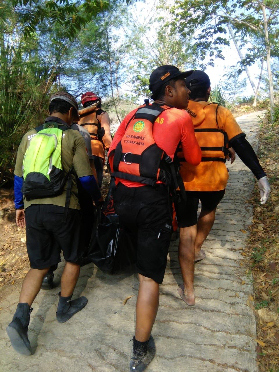 Tim SAR Evakuasi Jenazah di Pantai Ngluwen Gunungkidul