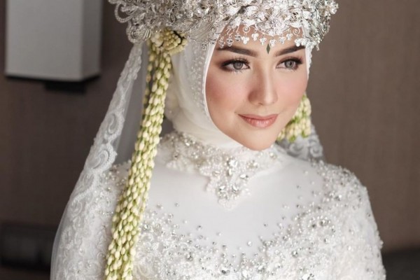 Anggun Banget, Citra Kirana dengan Makeup dan Busana Manten Adat Sunda