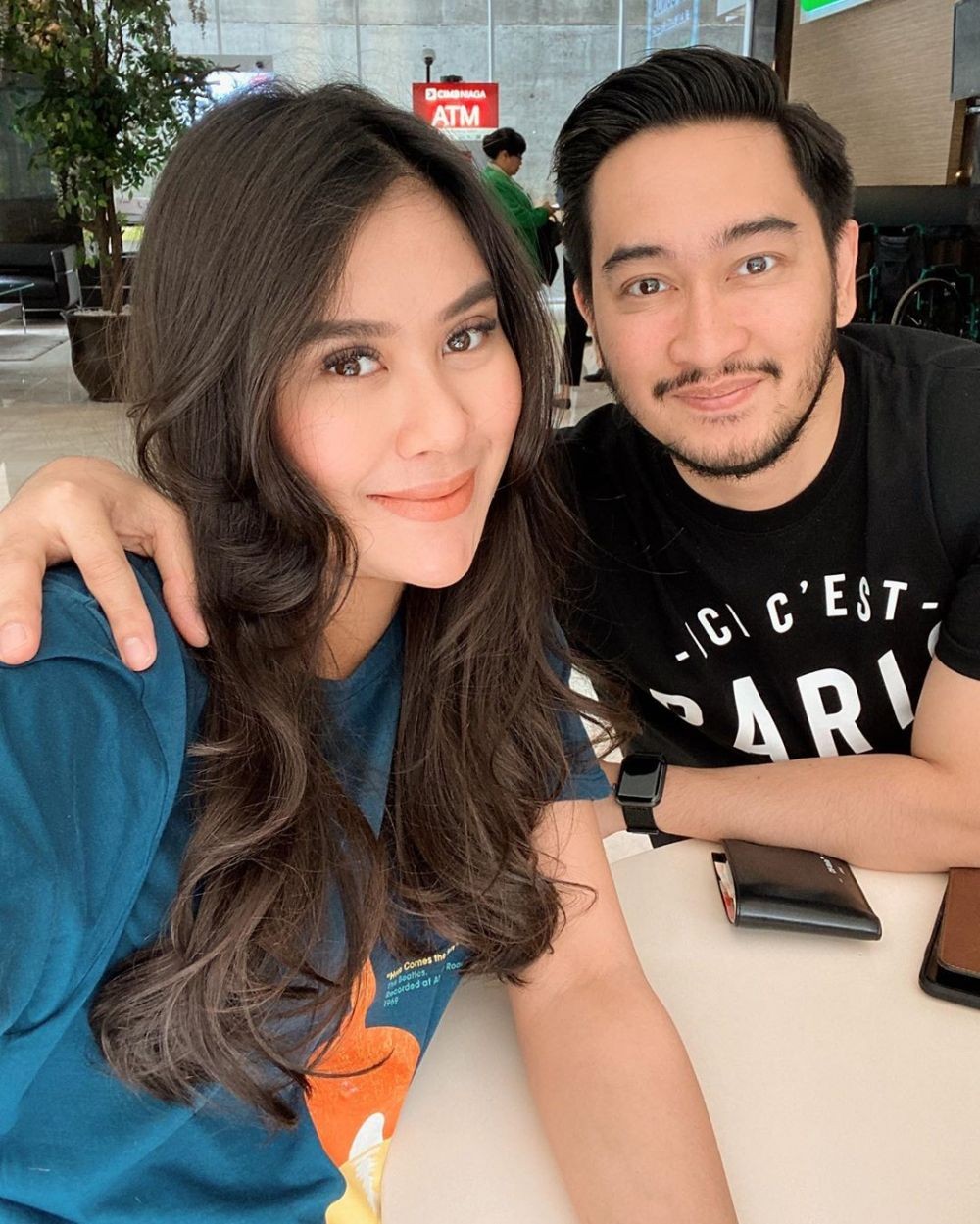 Usia Bukan Penghalang, Cinta 10 Pasangan Selebriti Ini Tetap Bersemi