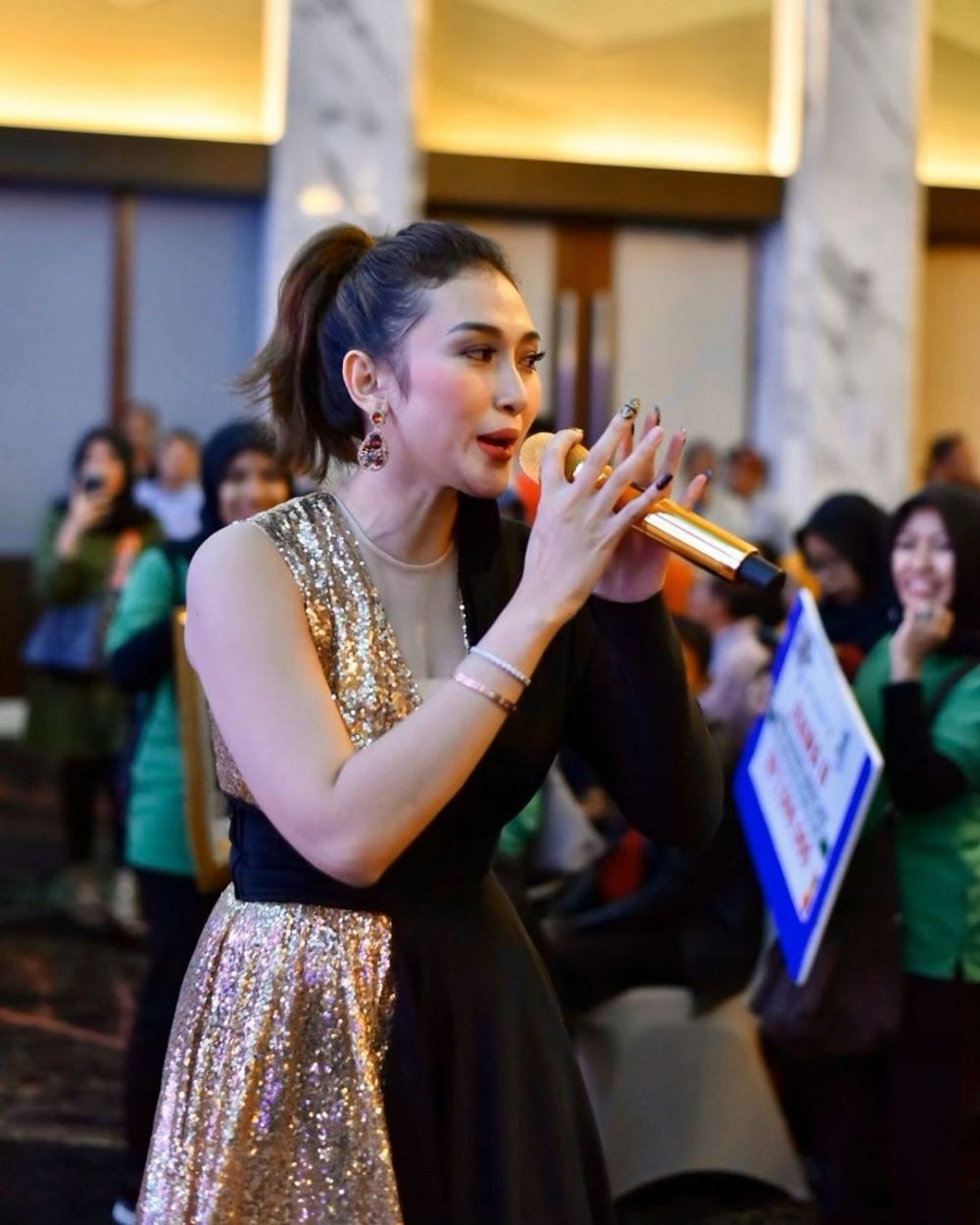 10 Pesona Menawan Shella Octavia, Asisten Barunya Hotman Paris!