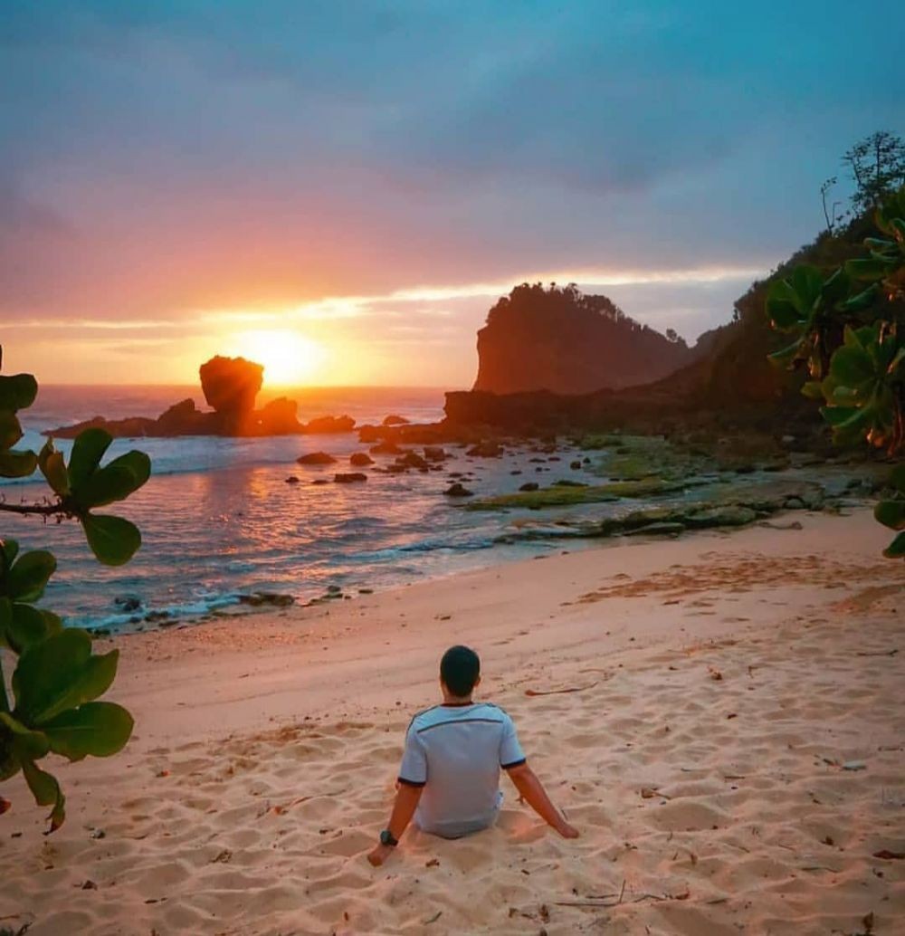 Watu Nene Destinasi Pantai di Gunungkidul yang Masih Perawan