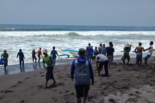 Dihantam Gelombang Pasang, Perahu Nelayan Pantai Baru Terbalik