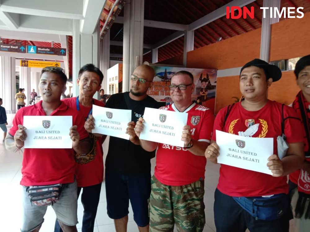 Penggawa Bali United Disoraki Yel-yel Suporter di Bandara Ngurah Rai