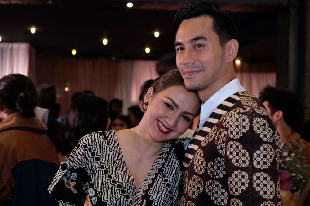 13 Tahun Menikah, 10 Potret Mesra Donna Agnesia dan Darius Sinathrya