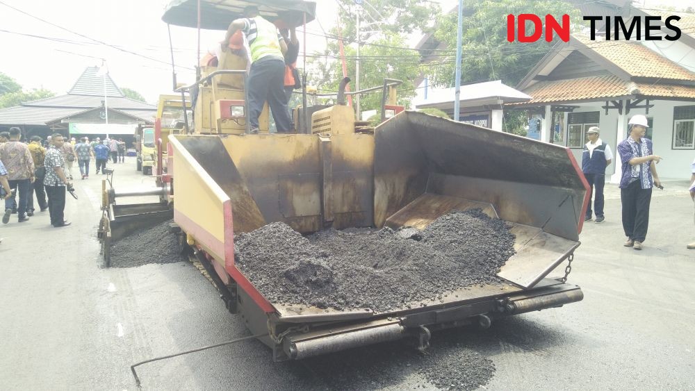 Jalan di Kota Tegal Diperbaiki Pakai Aspal Campuran Sampah Plastik