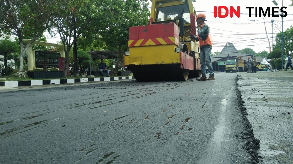 Jalan di Kota Tegal Diperbaiki Pakai Aspal Campuran Sampah Plastik