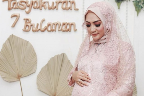 Tasyakuran 7 Bulanan, 9 Potret Mama Lita Masterchef yang Keibuan
