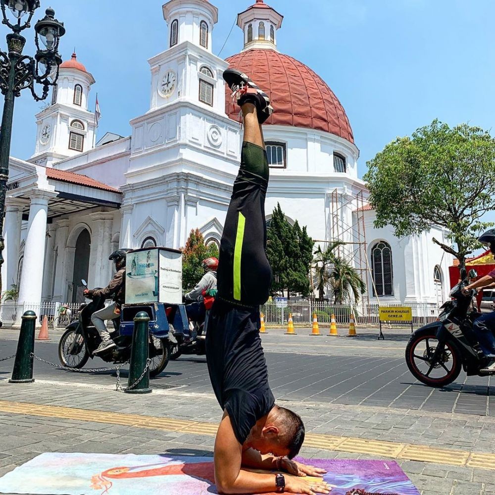 Oh La La! Yuk Intip Keseimbangan Pose Yoga Anjasmara di Luar Ruangan