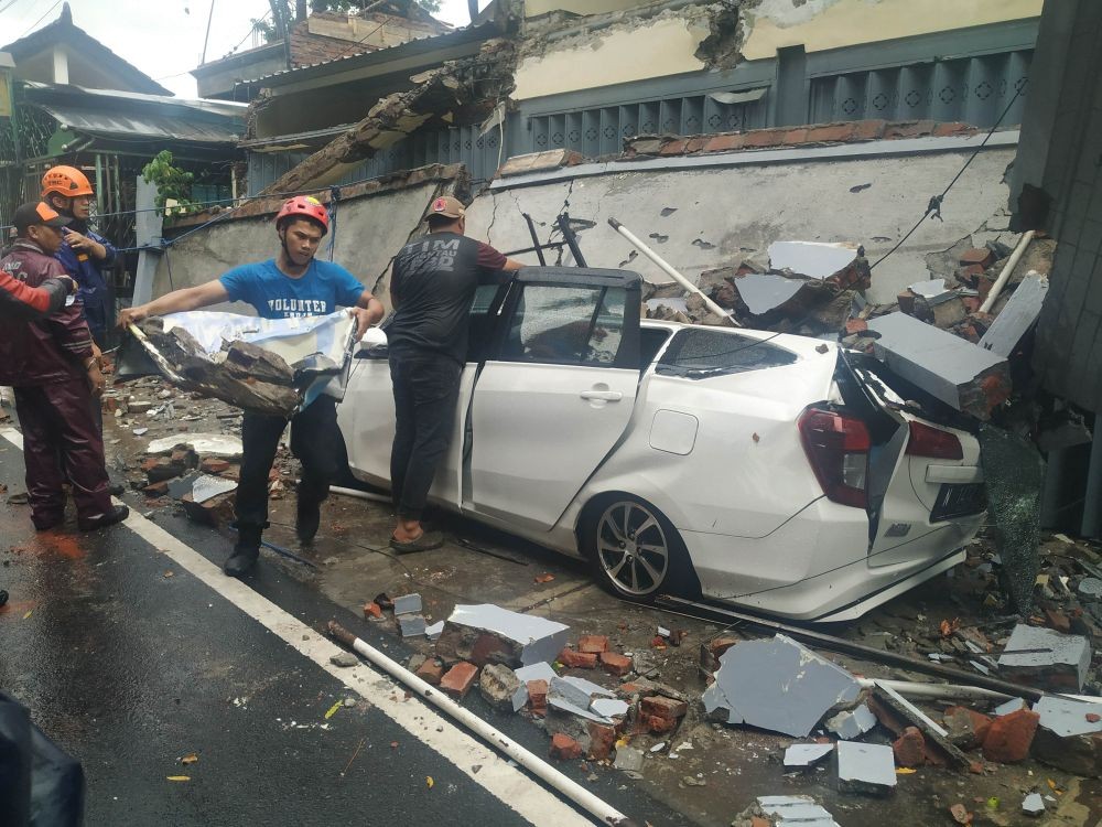 Hujan Deras Disertai Angin, Atap Rumah Roboh Timpa Mobil 