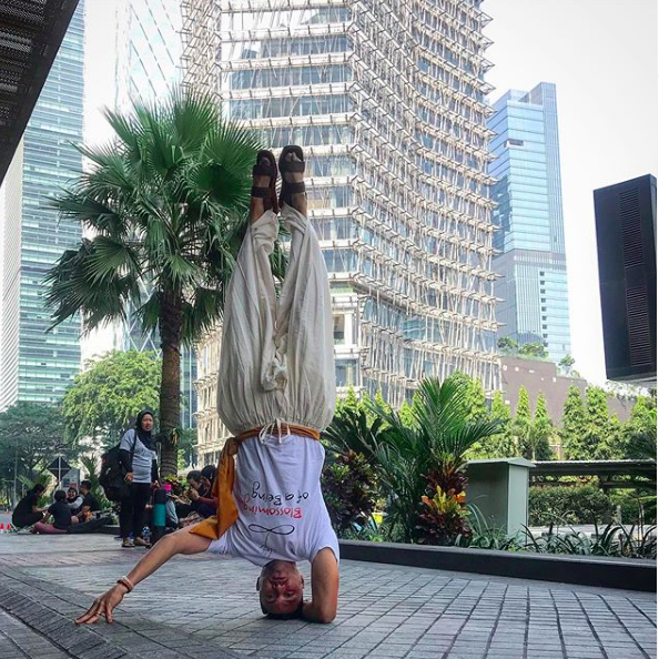 Oh La La! Yuk Intip Keseimbangan Pose Yoga Anjasmara di Luar Ruangan