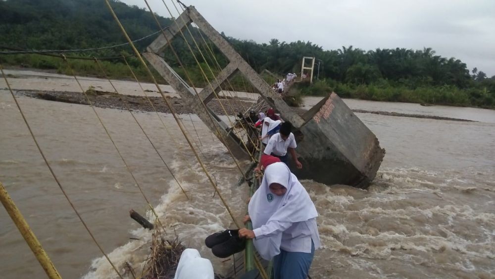 Jembatan Roboh, Perekonomian Desa Sabahotang Terganggu