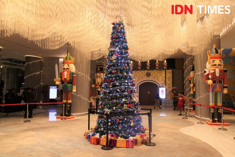 10 Potret Seru Christmas Tree Lighting Ceremony di Vasa Hotel Surabaya