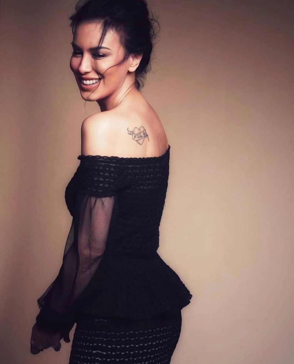 Tetap Memesona Lho! Yuk Intip Sophia Latjuba Pamer Bahu Indahnya