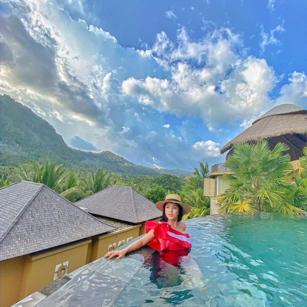 Glamor, 10 Potret Liburan Elvia Cerolline Pacar Billy Syahputra