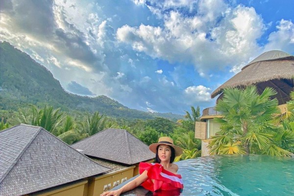 Curi Perhatian, 10 Gaya Liburan Pacar Billy Syahputra Ini Glamor Abis