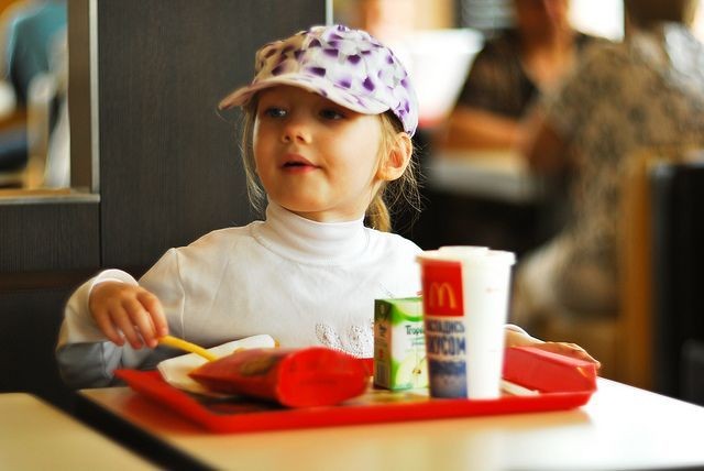 10 Kebiasaan Buruk Makan di Restoran Fast Food, Kamu Melakukan Juga?