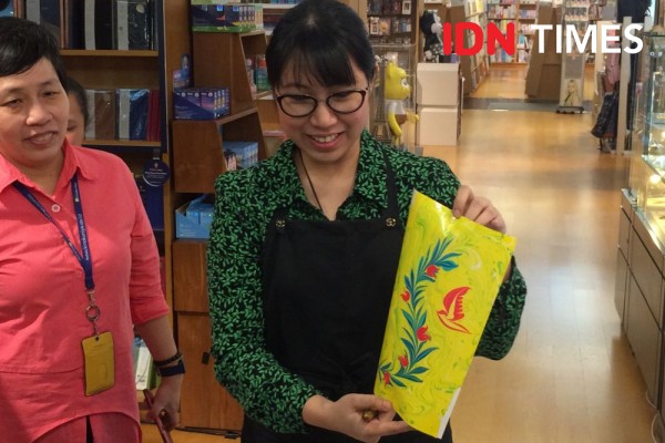 Buat Buku Jurnalmu Bak Karya Seni dengan 7 Langkah Marbling Art Ini