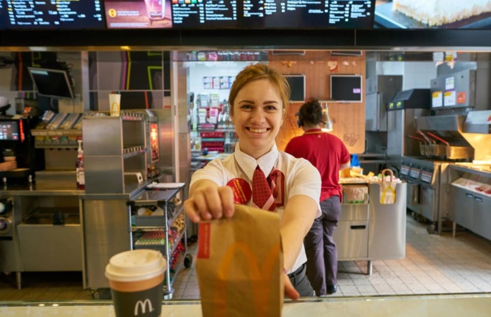 10 Kebiasaan Buruk Makan di Restoran Fast Food, Kamu Melakukan Juga?