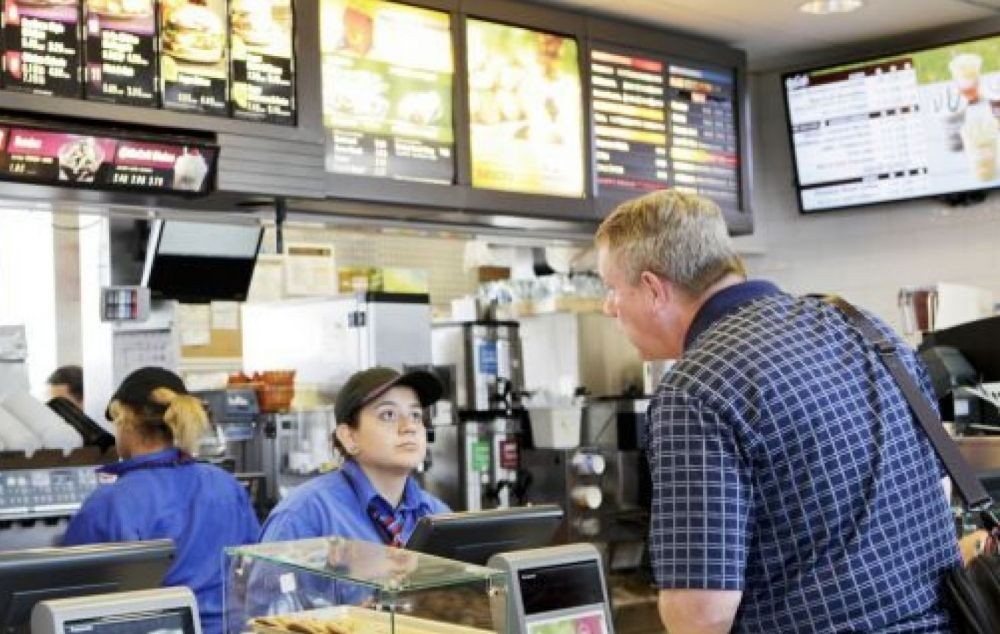 10 Kebiasaan Buruk Makan di Restoran Fast Food, Kamu Melakukan Juga?