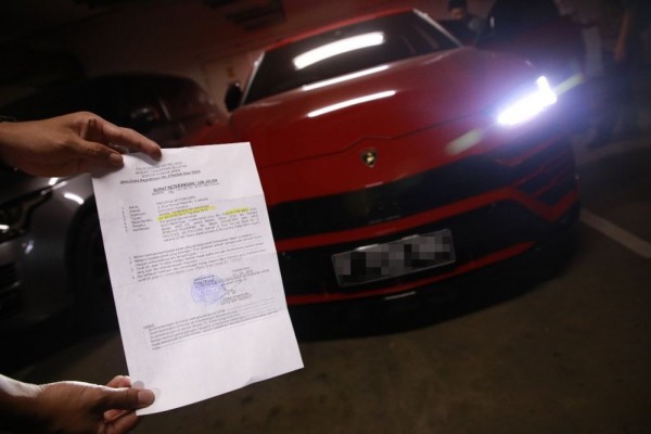 KPK dan BPRD DKI Jakarta Sidak 12 Mobil Mewah yang Nunggak Pajak