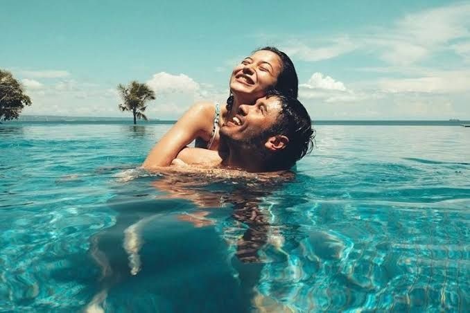 Curi Perhatian, 10 Seleb Ini Pamer Kemesraan Gendong Pasangannya