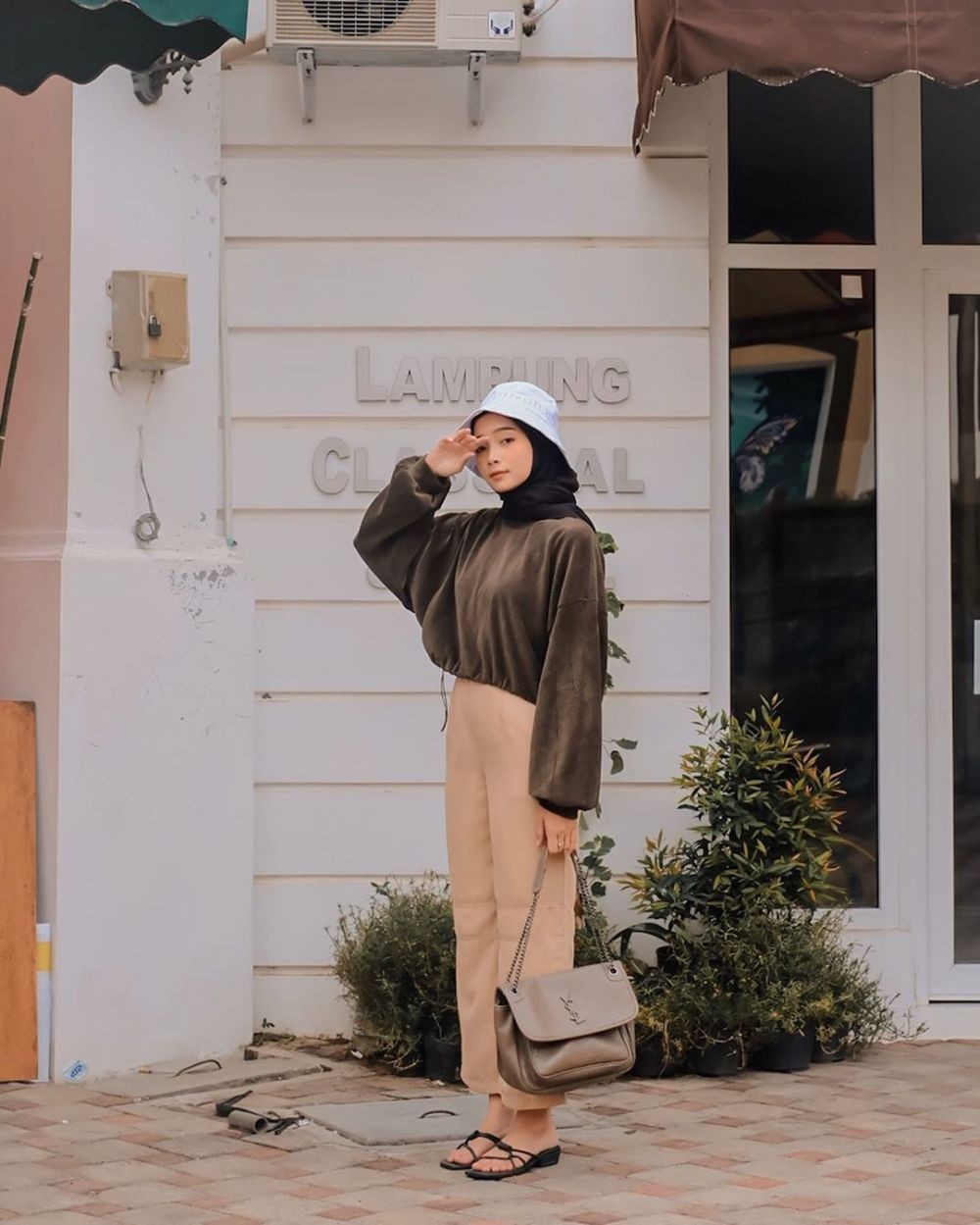10 Ide Gaya Hijab Bertema Earth Tone, Daily Look Simple nan Klasik