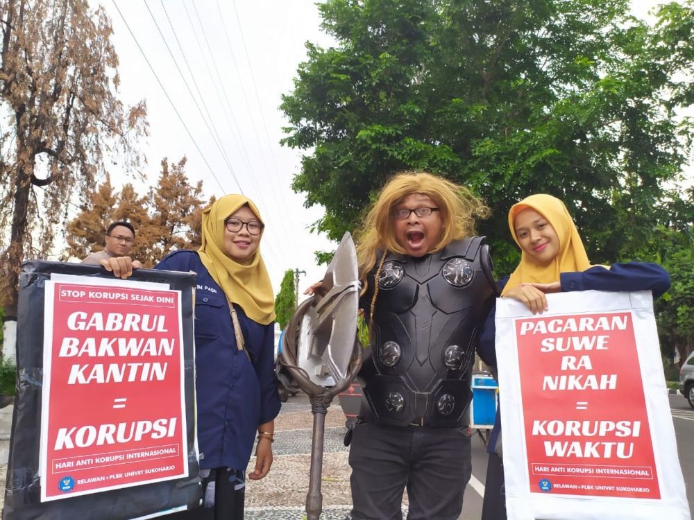 Palu Thor Hancurkan Tulisan Koruptor, Aksi Unik di Hari Anti Korupsi 
