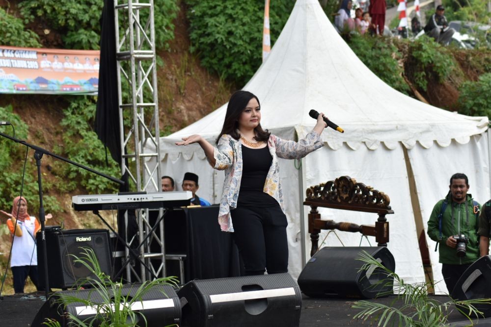 Gemes, Sambil Gendong Anak Tasya Kamila Ikut Tanam Pohon di Bandung