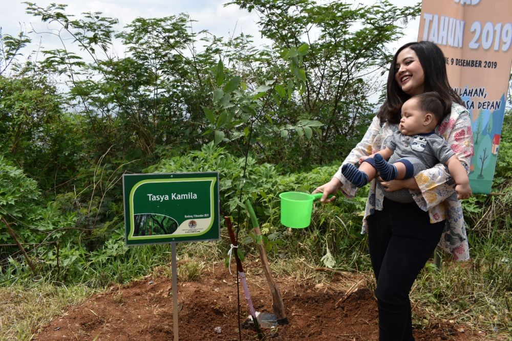 Gemes, Sambil Gendong Anak Tasya Kamila Ikut Tanam Pohon di Bandung