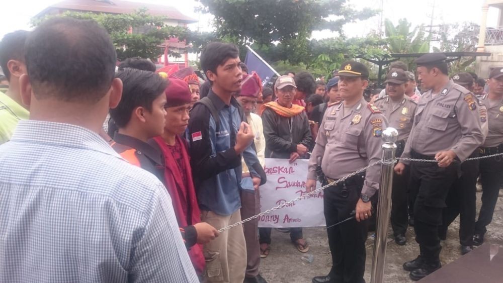 Kerabat Diadili, Warga Sihaporas Unjuk Rasa di Pengadilan Simalungun