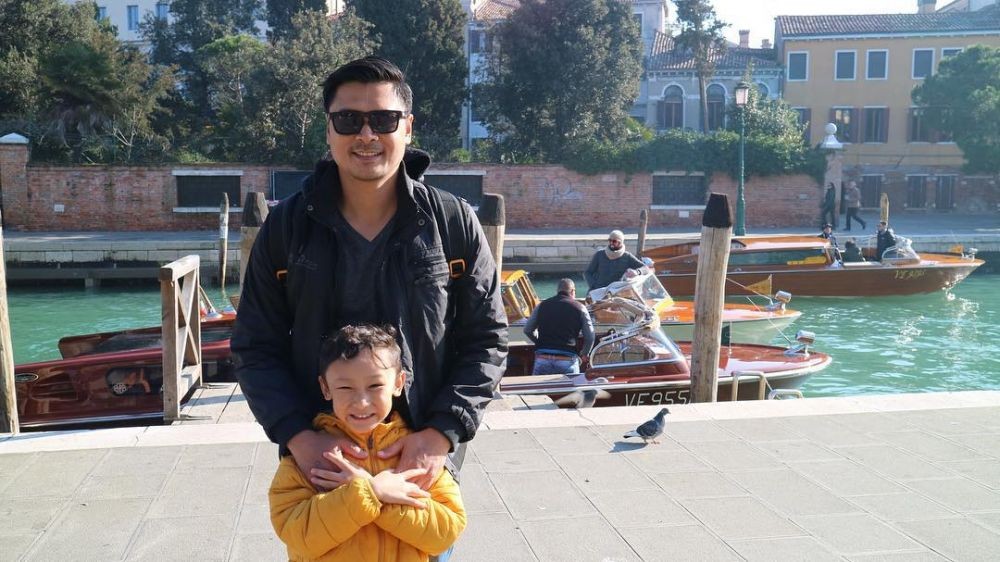 10 Potret Harmonis Keluarga Kecil Iqbal Pakula yang Jarang Terekspos