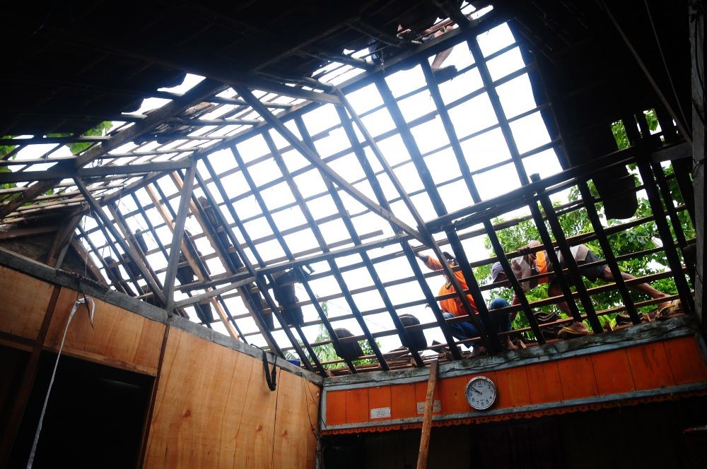 Cuaca Ekstrem, Puluhan Atap Rumah di Surabaya Jebol