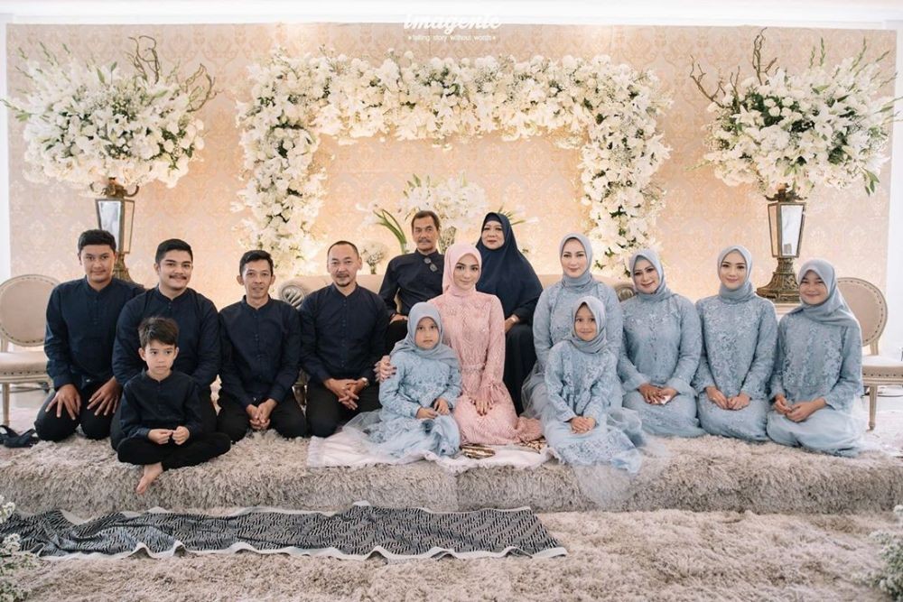 Setia Mendampingi hingga Resepsi, 10 Potret Tiga Kakak Citra Kirana