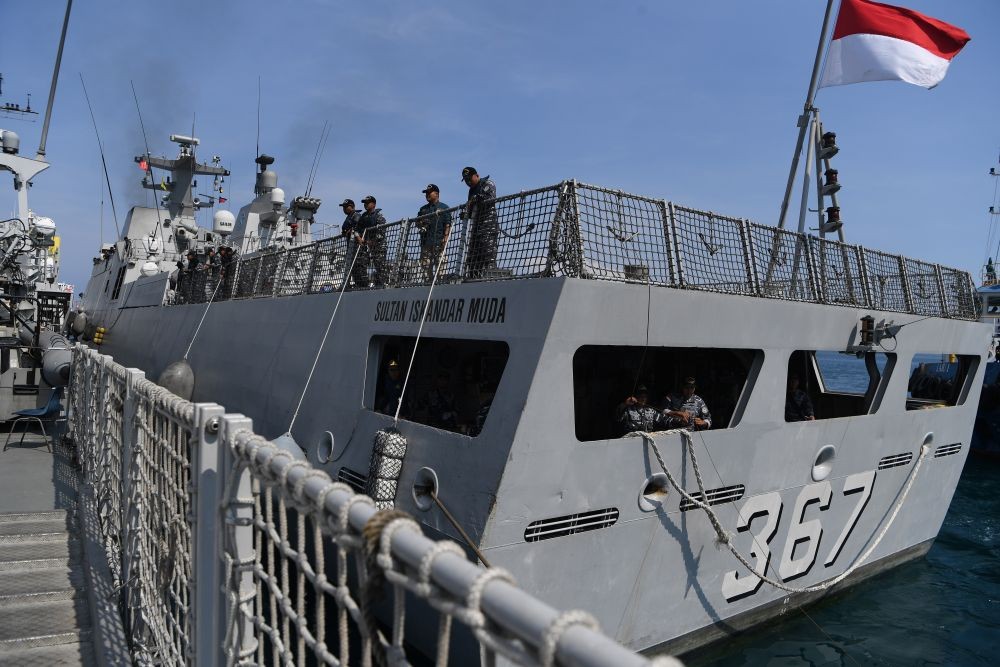 Kunjungi Kapal Patroli, Wagub Kaltim Serahkan Kue HUT TNI AL