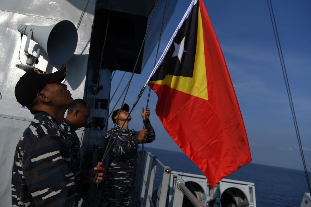 13 Potret Gagah KRI Usman Harun di Perairan Timor Leste