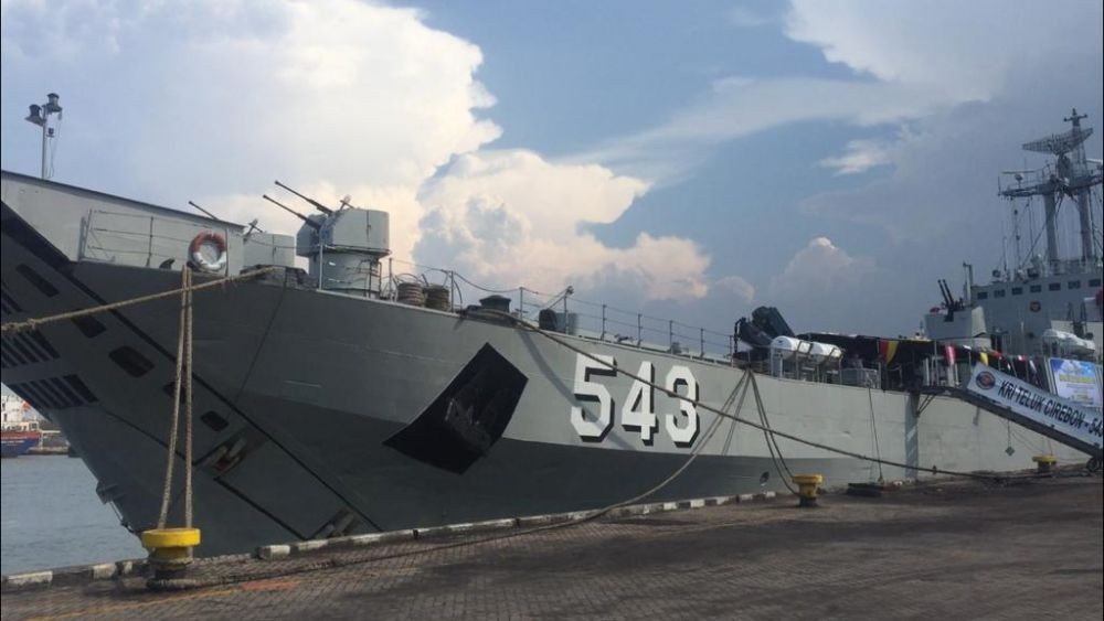Menilik Kemegahan Kapal Perang KRI 543 di Pelabuhan Cirebon