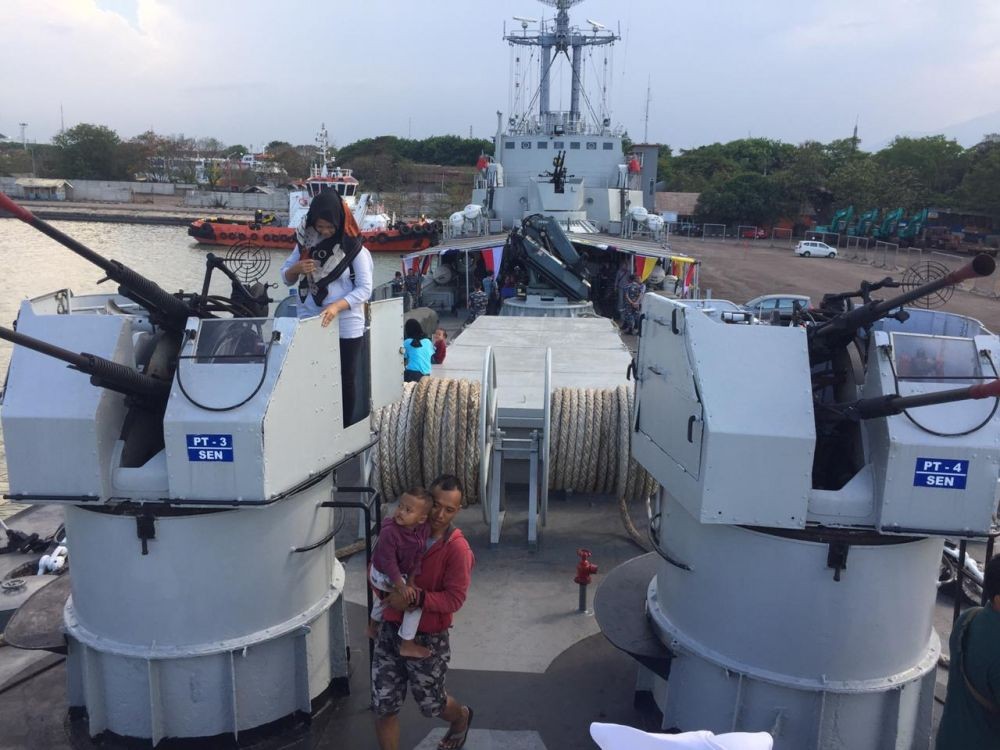 Menilik Kemegahan Kapal Perang KRI 543 di Pelabuhan Cirebon