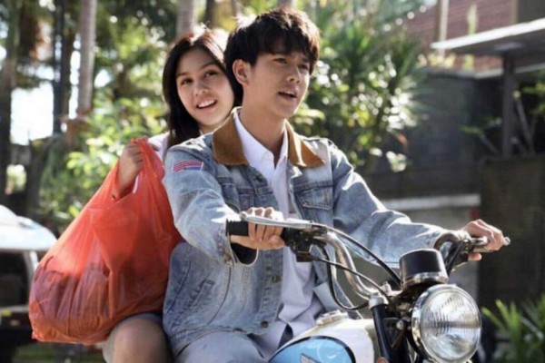 Boncengan Naik Motor, Hindari 5 Kebiasaan Ini!