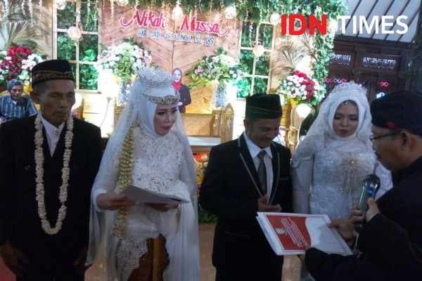 Jalani Pernikahan Keempat, Kakek 76 Tahun Bahagia Ikut Nikah Massal