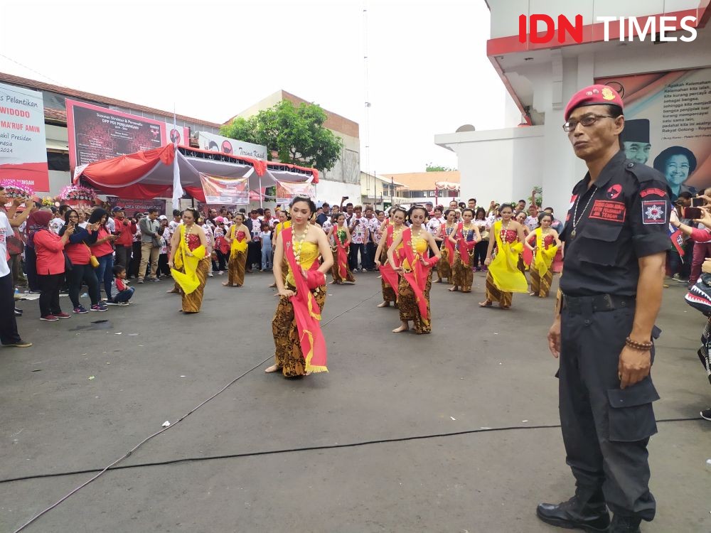 10 Potret Gaya Gibran saat Daftar Balon Wali Kota Solo ke PDIP Jateng