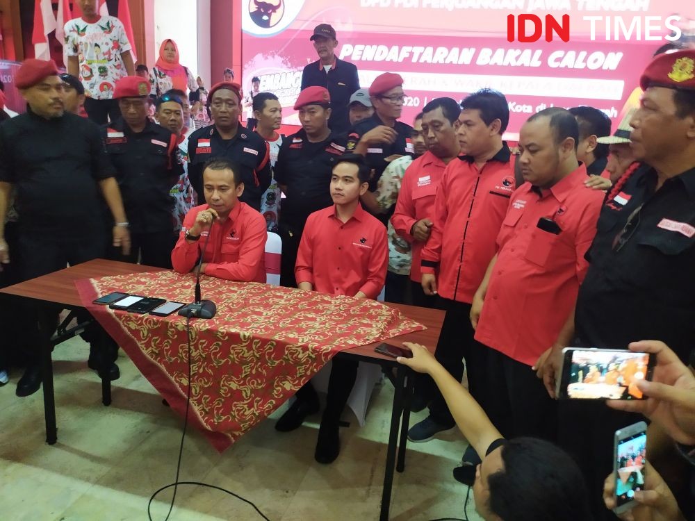 10 Potret Gaya Gibran saat Daftar Balon Wali Kota Solo ke PDIP Jateng