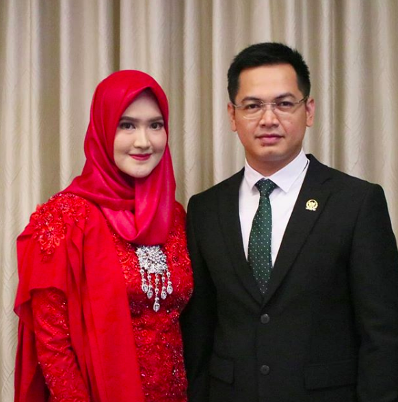Beruntung Banget, 8 Seleb Indonesia Berhasil Nikahi Pramugari