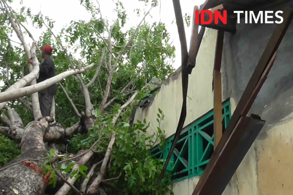 Diterjang Angin Puting Beliung, Sekolah di Tegal Rusak Berat