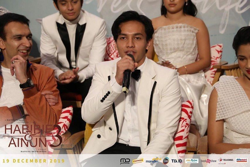 Bikin Kaget, 10 Potret Jefri Nichol Hadiri Premier Habibie & Ainun 3