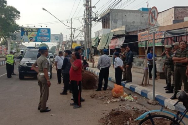 Hindari Salah Paham, Satpol PP Ponorogo Libatkan PKL Saat Penertiban