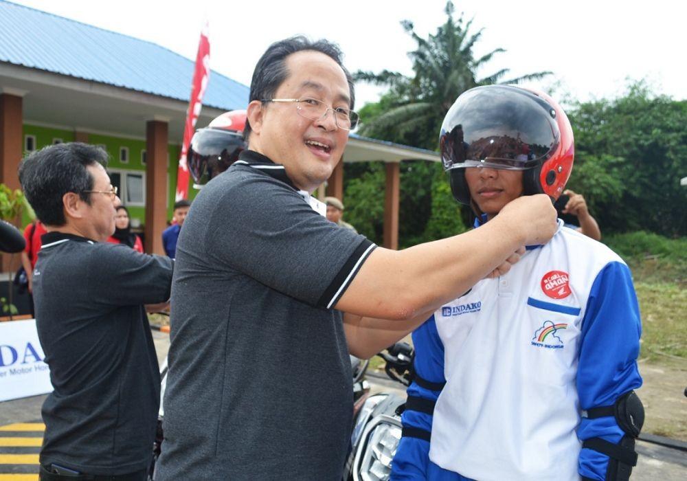 Hijaukan Danau Toba, Yayasan AHM Tanam Pohon di Samosir