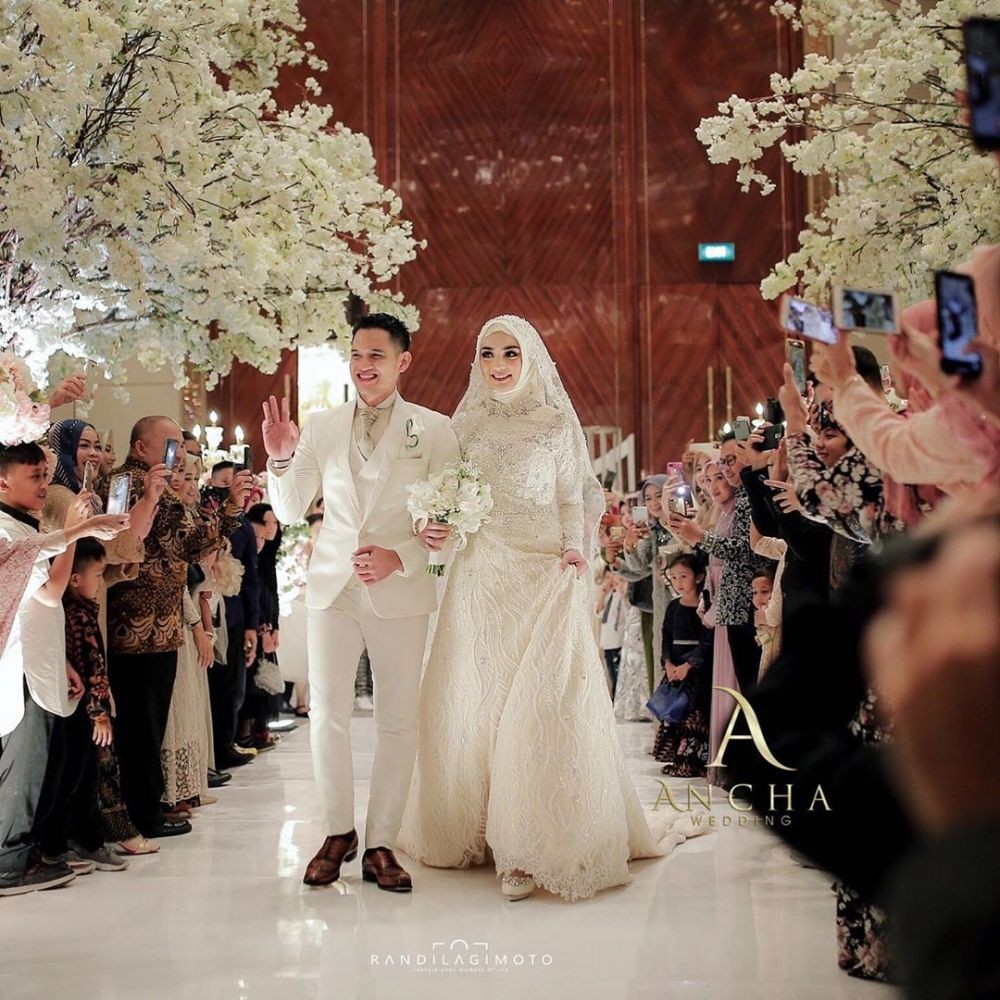  Mewah  Ini 10 Gaun  Pernikahan  ala Seleb yang  Bisa Jadi 