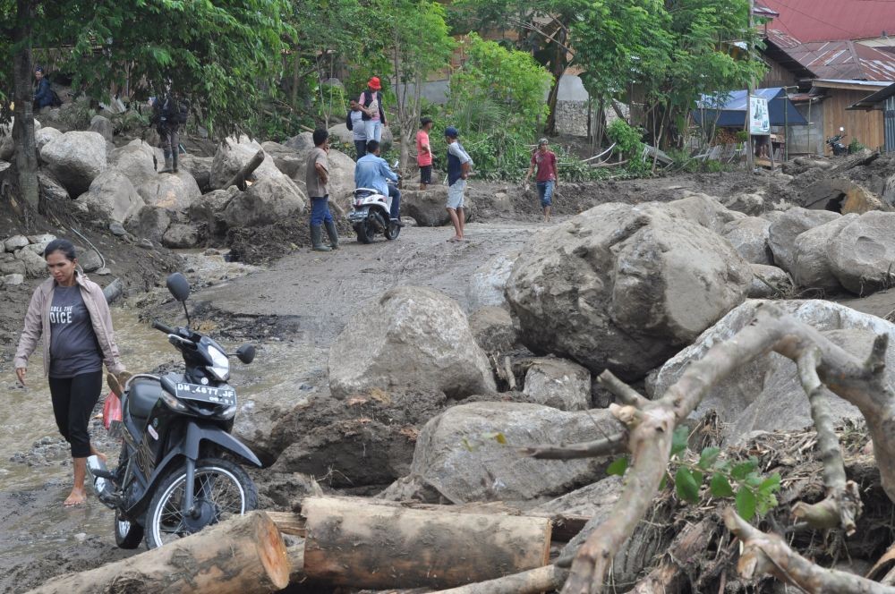 Banjir Batu Rawan Memutus Jalur Antardesa di Pacitan