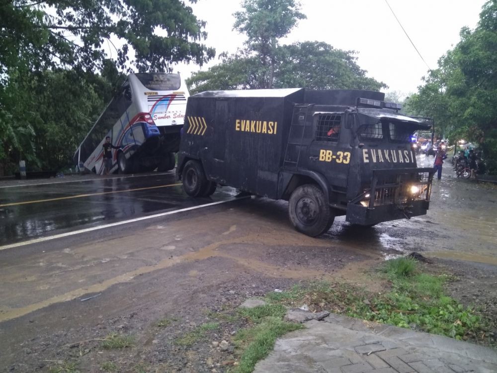 Ban Selip, Bus Sumber Selamat Nyemplung ke Parit  