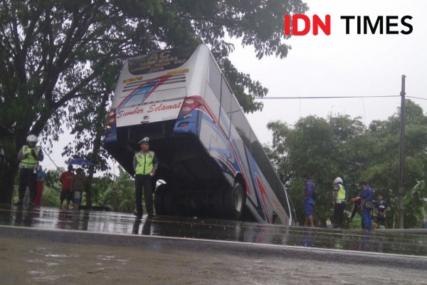 Ban Selip, Bus Sumber Selamat Nyemplung ke Parit